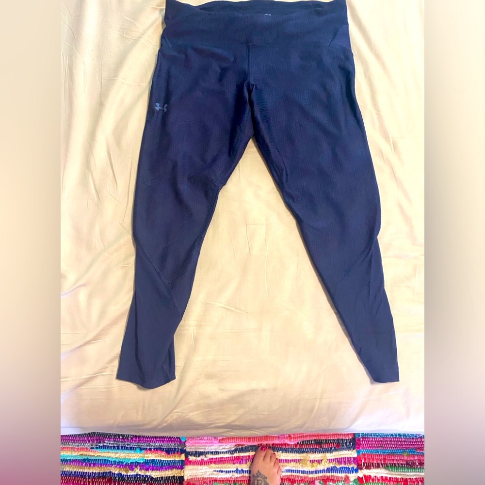 Navy Underarmour HeatGear compression leggings -like new
